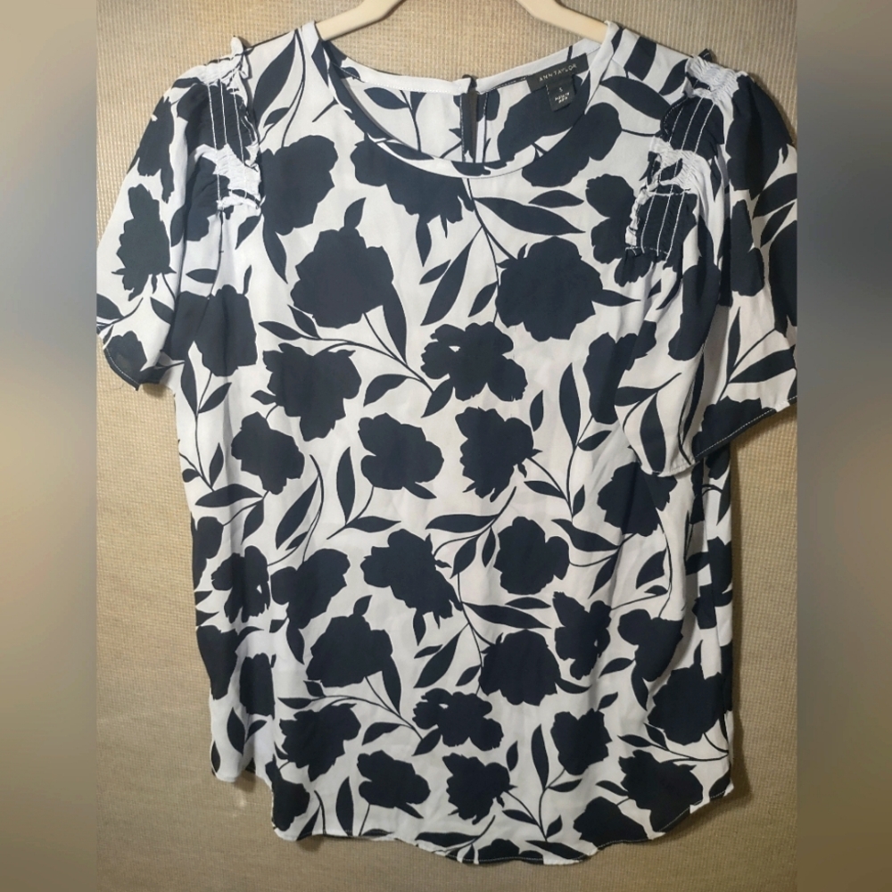 Ann‎ Taylor size small short sleeve top